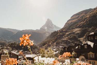 Blick auf die walliser Berglandschaft mit direktem Blicks aufs Matterhorn